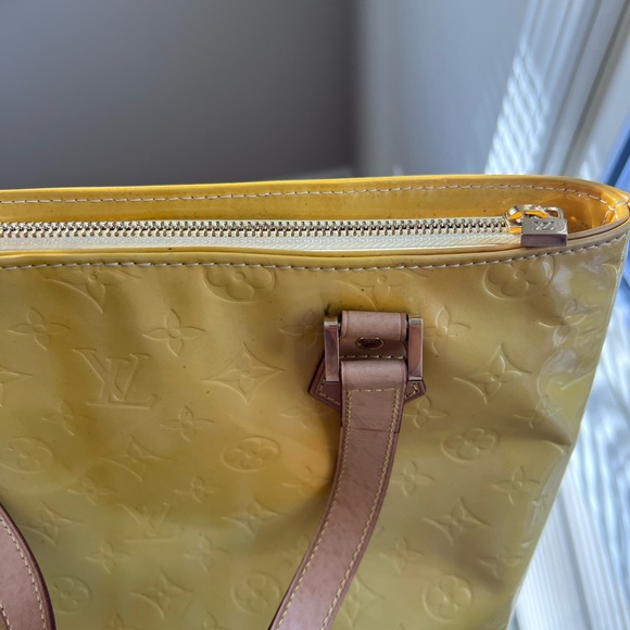 Louis Vuitton Vernis Reade PM Tote Yellow. Has lock on outer and inner zipper! - Picture 3 of 7